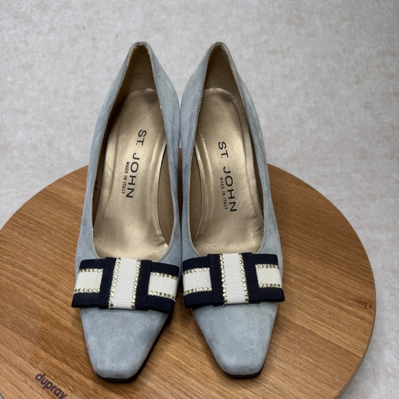 St John Baby Blue Suede Pointed Toe Heels Navy White Gold Bow Size 7B Italy VGUC - Picture 1 of 7